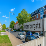 Das Foto zeigt die Hindenburgstraße in Langenhagen. Im Vordegrund ist das Strassenschild "Hindenburgstraße" zu sehen.