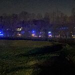 Feuerwehrfahrzeuge fahren im Dunkeln auf das BiKa-Gelände. 