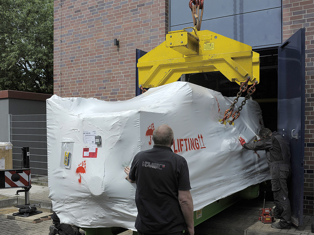 Foto vom Einbau des neuen BHKW-Modul für die Energiezentrale Schildhof von EPL in Langenhagen